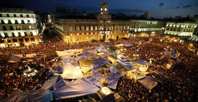 La acampada del 15-M ocupando la Puerta del Sol de Madrid. REUTERS/Paul Hanna