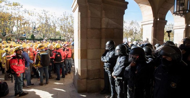 Bombers de la Generalitat durant la protesta de dimecres davant del Parlament, blindat per agents dels Mossos d'Esquadra. EFE / MARTA PÉREZ.