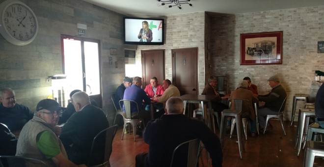 Uno de los bares de Cañada Rosal, lleno de pensionistas jugando al dominó.