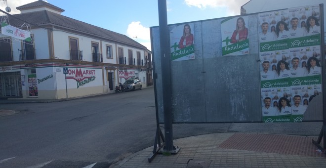 Los carteles de Adelante Andalucía y el PSOE abundan las calles.