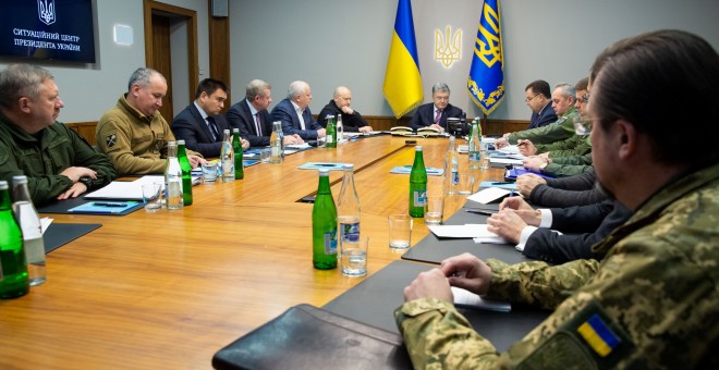 El presidente de Ucrania, Petro Poroshenko, durante la reunión que ha mantenido con la cúpula militar y las fuerzas de seguridad en Kiev. /REUTERS