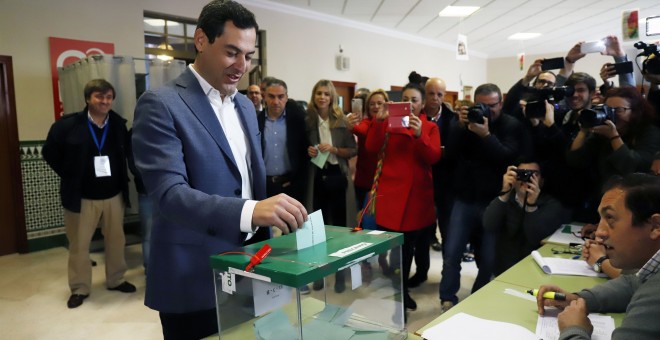 Juanma Moreno ha votado pasadas las 10.30 horas en el colegio Sagrado Corazón de Jesús de Málaga. ALEX ZEA/EUROPA PRESS