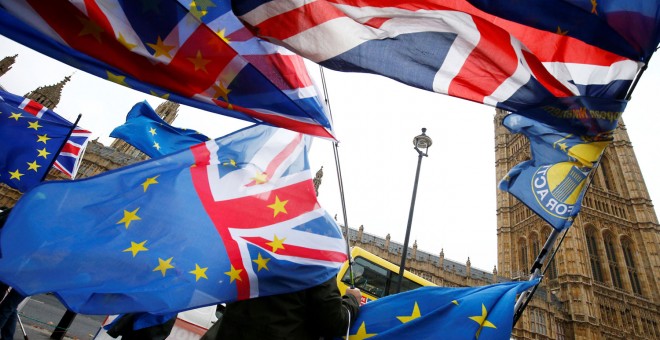 Manifestantes protestan contra el brexit frente al Parlamento en Londres.- REUTERS