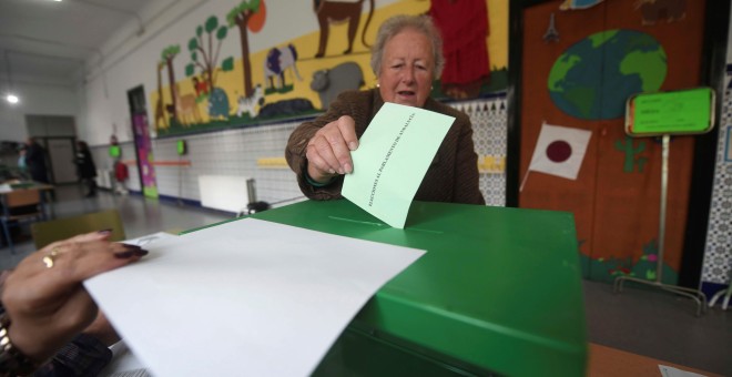 Una mujer deposita su voto en el colegio Colón en Córdoba. EFE/Rafal Alcaide
