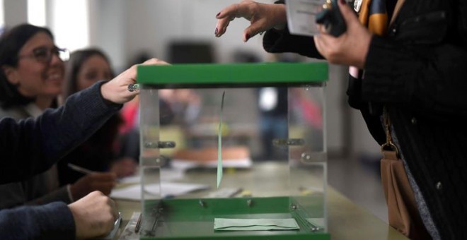 Los colegios electorales para los undécimos comicios autonómicos andaluces han abierto a las 09.00 horas de hoy, en una jornada que se presenta con intervalos nubosos y ascenso generalizado de las temperaturas.Un total de 6.541.748 electores podrán ejerce