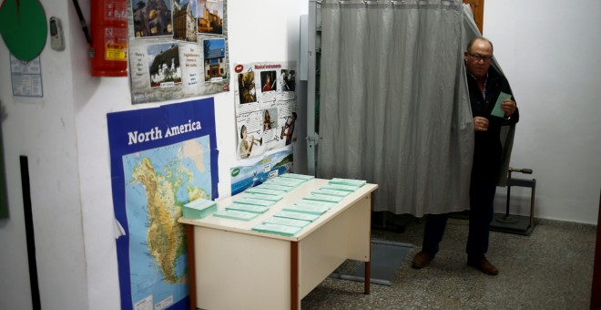 2/12/2018. Un hombre prepara su papeleta antes de emitir su voto para las elecciones autonómicas andaluzas en un colegio electoral de Ardales (Málaga). REUTERS/Jon Nazca