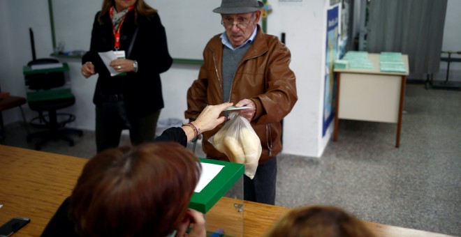2/12/2018. Un hombre emite su voto en las elecciones regionales andaluzas en un colegio electoral en Ardales (Málaga). REUTERS/Jon Nazca