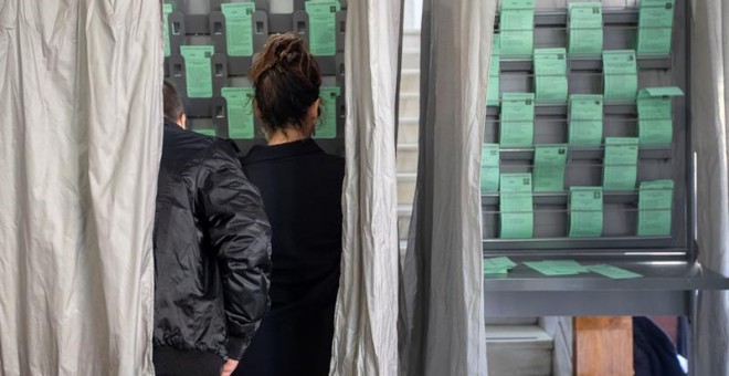 02/12/2018.- Una pareja escoge la papeleta para elegir a su candidato hoy en el colegio electoral ubicado en la biblioteca de San Lúcar de Barrameda(Cádiz). EFE/Jose Manuel Vidal.
