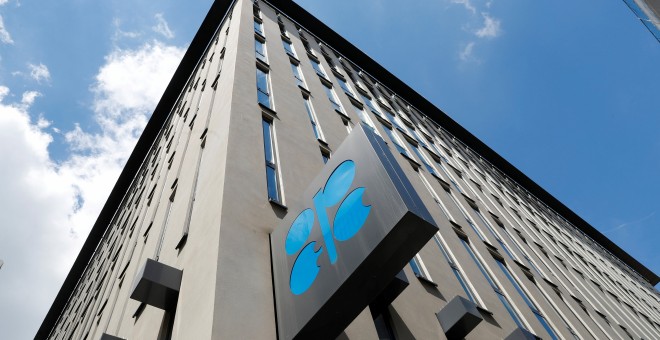 El logo de la OPEP (OPEC, en inglés) en su sede en Viena. REUTERS/Leonhard Foeger