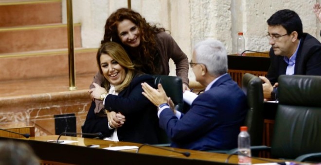 La ahora ministra de Hacienda, María Jesus Montero, entonces consejera autonómica, abraza a Susana Díaz en el pleno del Parlamento de Andalucía en la aprobación de los presupuestos para 2018. E.P.
