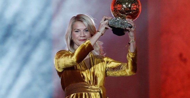 Ada Hegerberg del Olympique Lyonnais sostiene su trofeo Balón de oro. - EFE