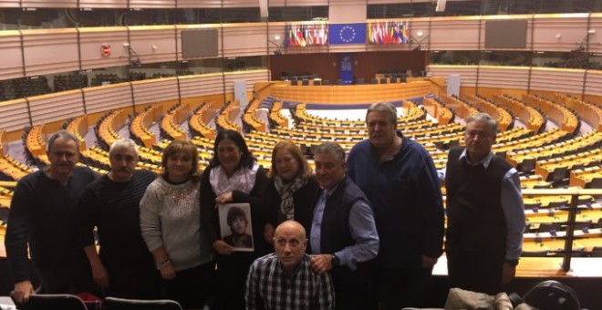 Familiares de víctimas de crímenes en la Transición, durante su visita al Parlamento Europeo