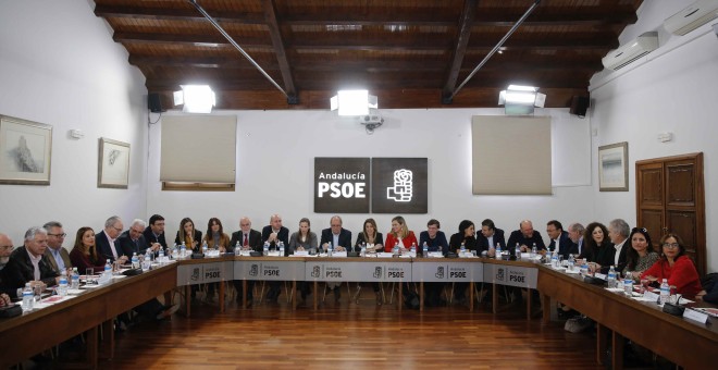 Susana Díaz (c.) preside la reunión de la ejecutiva del PSOE-A para analizar los resultados de las elecciones al Parlamento de Andalucía del 2-D. REUTERS/Marcelo Del Pozo