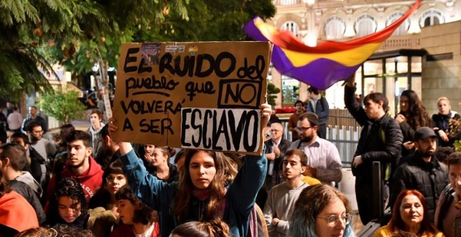 04/12/2018.- Manifestación llevada a cabo hoy en Almería, como protesta contra el fascismo tras los resultados de Vox en las elecciones andaluzas. EFE / Carlos barba