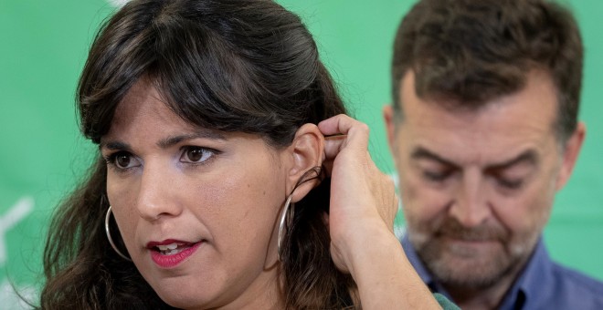 La coordinadora de Podemos, Teresa Rodríguez, junto al coordinador andaluz de IU, Antonio Maíllo, durante la comparecencia informativa en la sede de la coalición Adelante Andalucía en Sevilla, la primera tras analizar los resultados electorales del 2-D. E