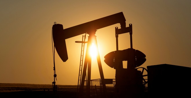 Campo petrolífero cerca de Calgary, en Canadá. REUTERS/Todd Korol