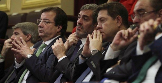 De iz a Dcha: Los presidentes de Aragón Javier Lambán, Castilla La mancha Emiliano García-Page, Canarias Fernando Clavijo (3i), y Extremadura Guillermo Fernández Vara en el hemiciclo del Congreso de los Diputados, en el que se celebra la solemne conmemora