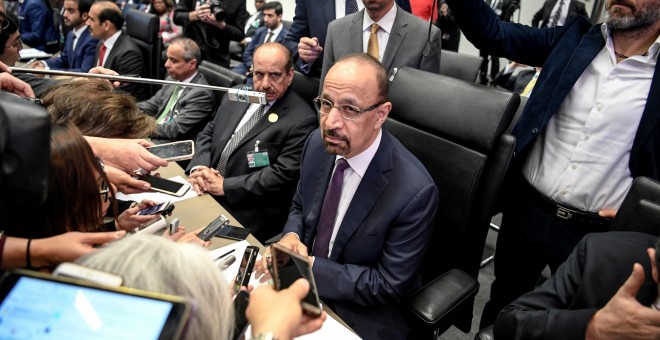 El ministro de Energía de Arabia Saudí, Khalid al-Falih (c), atiende a la prensa antes del inicio de la 175º reunión ordinaria de la Organización de Países Exportadores de Petróleo (OPEP) en Viena (Austria). EFE/ Christian Bruna