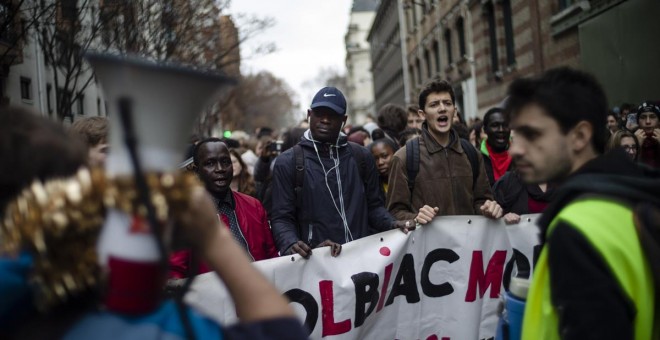 Estudiantes franceses en la manifestación que este jueves recorrió las calles de París contra el aumento de las tarifas para estudiantes extranjeros | EFE