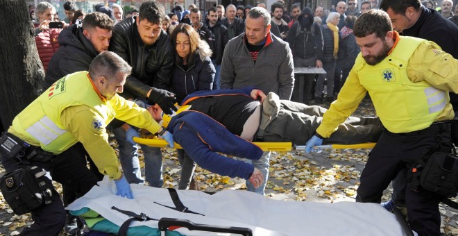 Un joven ha sido detenido y seis mossos d'esquadra y varios manifestantes han resultado heridos  - EFE/Robin Townsend.