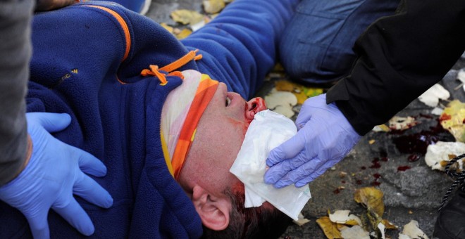 Uno de los heridos de la protesta contra un acto conmemorativo del 40 aniversario de la Constitución - EFE/Robin Townsend