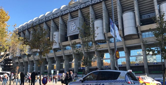 Estadio Santiago Bernabeu con Policía. EUROPA PRESS