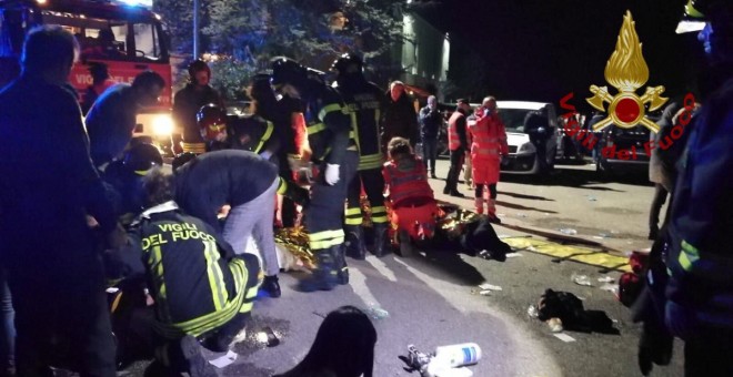 Servicios sanitarios atienden a varias de las personas que resultaron heridas por una estampida en un concierto en Corinaldo, Italia./REUTERS