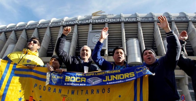 Aficionados del Boca Juniors, en las inmediaciones del estadio Santiago Bernabéu, estadio en el que mañana disputarán la final de la Copa Libertadores contra el River Plate.- EFE/Paolo Aguilar