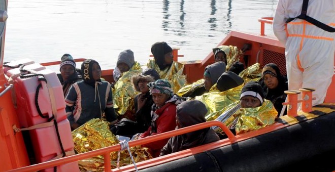 Llegada de los 37 inmigrantes de origen subsahariano, entre ellos 26 mujeres y 11 menores de edad, al puerto de Melilla tras ser rescatados por Salvamento Marítino tras recibir una llamada de una ONG informando de la posible llegada de una patera al archi