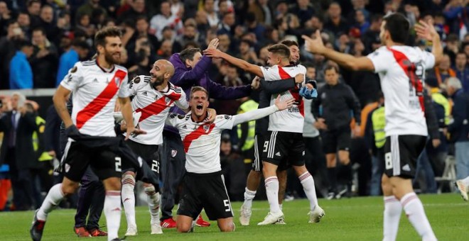 Los jugadores de River Plate celebran su victoria ante Boca Juniors en el partido de vuelta de la final de la Copa Libertadores que ambos equipos han jugado esta noche en el estadio Santiago Bernabeu de Madrid, y que terminó con la victoria de River Plate