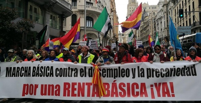 Centenars de persones que es manifesten contra la precarietat en una imatge d'arxiu.