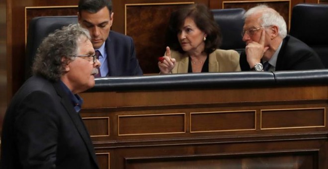 El portavoz de ERC, Joan Tardà, pasa ante el presidente del Gobierno, Pedro Sánchez, la vicepresidenta, Carmen Calvo y el ministro de Exteriores, Josep Borrell, en el pleno del Congreso sobre Cataluña y el acuerdo de la Unión Europea sobre el 'brexit'. EF