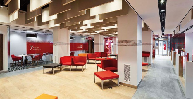 Interior de una sucursal smart red de Banco Santander.