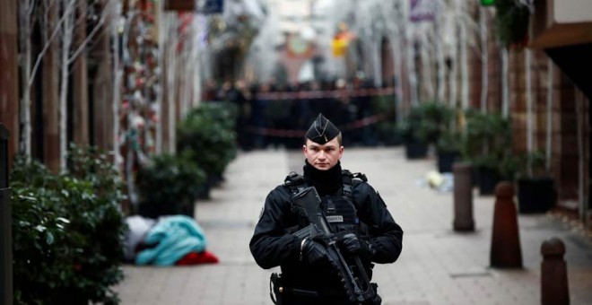 Un gendarme francés vigila una calle del centro de Estrasburgo. (CHRISTIAN HARTMANN | REUTERS)