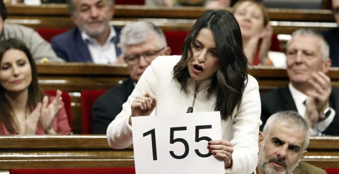 Inés Arrimadas, amb un cartell del 155 durant el ple del Parlament. EFE / ANDREU DALMAU