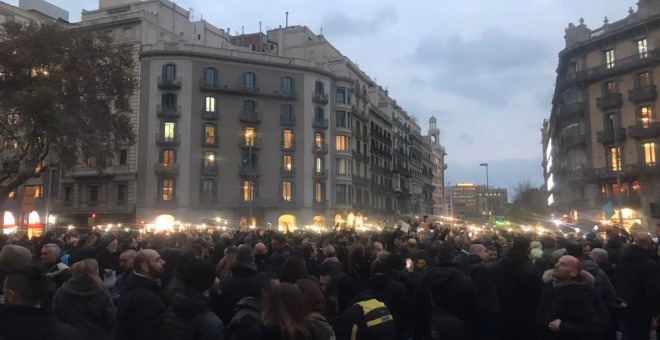 Concentración de los Mossos que reclaman la equiparación salarial con el cuerpo de bomberos y el ingreso de las pagas extras de 2013 y 2014. | mosS.O.S.