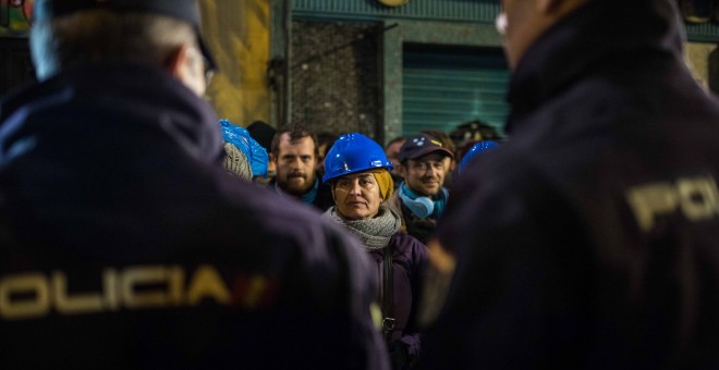 Policías antidisturbios llegan a la calle Argumosa de Madrid para ejecutar el desahucio de Josefa Santiago. -JAIRO VARGAS