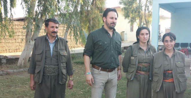 El líder de Vox, acompañado por algunas de las comunistas libertarias kurdas de Majmur y sus aledaños, por las que dijo sentirse tan impresionado.
