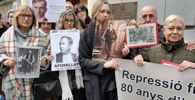 Familiares de asesinados en Paterna por el régimen franquista acuden a la Embajada de Argentina en Madrid a reclamar justicia.- CARLOS SERRANO