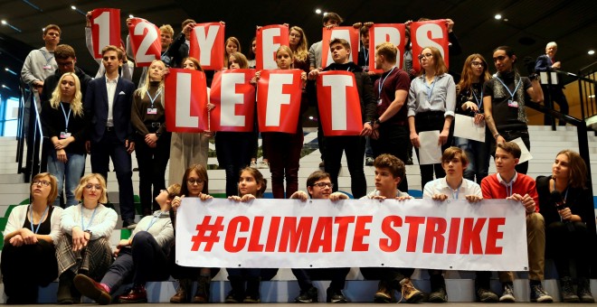 Jóvenes participantes del movimiento 'Climate strike', creado la activista sueca de 15 años Greta Thunberg, posan durante la cumbre del clima (COP24) de Katowice (Polonia). EFE/Andrzej Grygiel