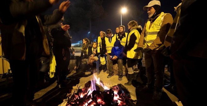 Manifestantes vestidos con chalecos amarillos protestan hoy en Langon, cerca de Burdeos (Francia). Las protestas de los 'chalecos amarillos' o 'Gilets Jaunes' se han desatado en Francia durante más de tres semanas. Los enfrentamientos entre manifestantes