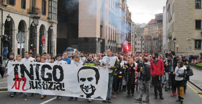 Familiares y amigos de Iñigo Cabacas se manifiestan en Bilbao para pedir la dimisión de la consejera de Seguridad./EUROPA PRESS