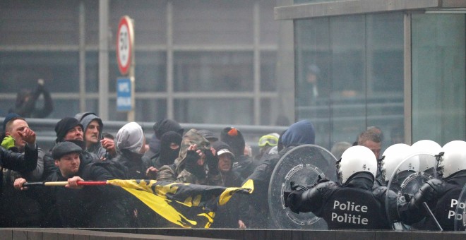 Enfrentamientos entre la ultraderecha y la Policía en una marcha xenófoba en bruselas.- REUTERS/Francois Lenoir
