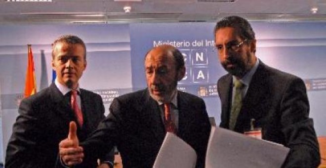 El ex ministro de Interior, Alfredo Pérez Rubalcaba, y su ex secretario de Estado, Antonio Camacho.