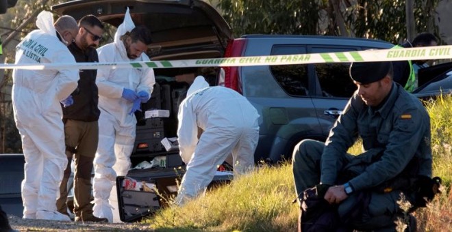 Efectivos de la Guardia Civil inspeccionan el paraje La Mimbrera en el término municipal de El Campillo (Huelva) donde se ha encontrado el cadáver de la joven zamorana Laura Luelmo. - EFE