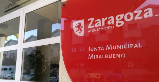 Entrada de la Junta de distrito de Miralbueno, en Zaragoza. E.B.