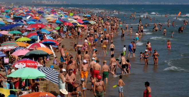 Bañistas en la playa de Gandia (Valencia). REUTERS/Heino Kalis