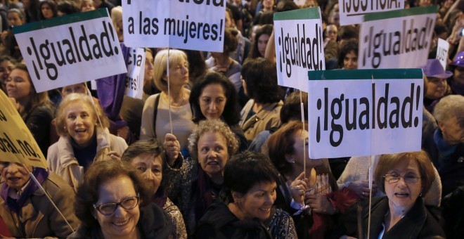 Mujeres participando en una manifestación por la igualdad. EFE