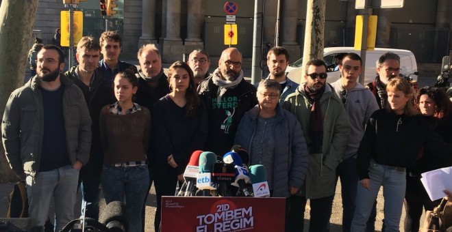 Representants de les entitats de Tombem el Règim a la roda de premsa de la manifestació unitària d'aquest 21-D. ANC