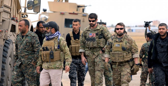 Tropas de EEUU y de las Fuerzas Democráticas Sirias, en Hasaka el pasado noviembre. REUTERS/Rodi Said